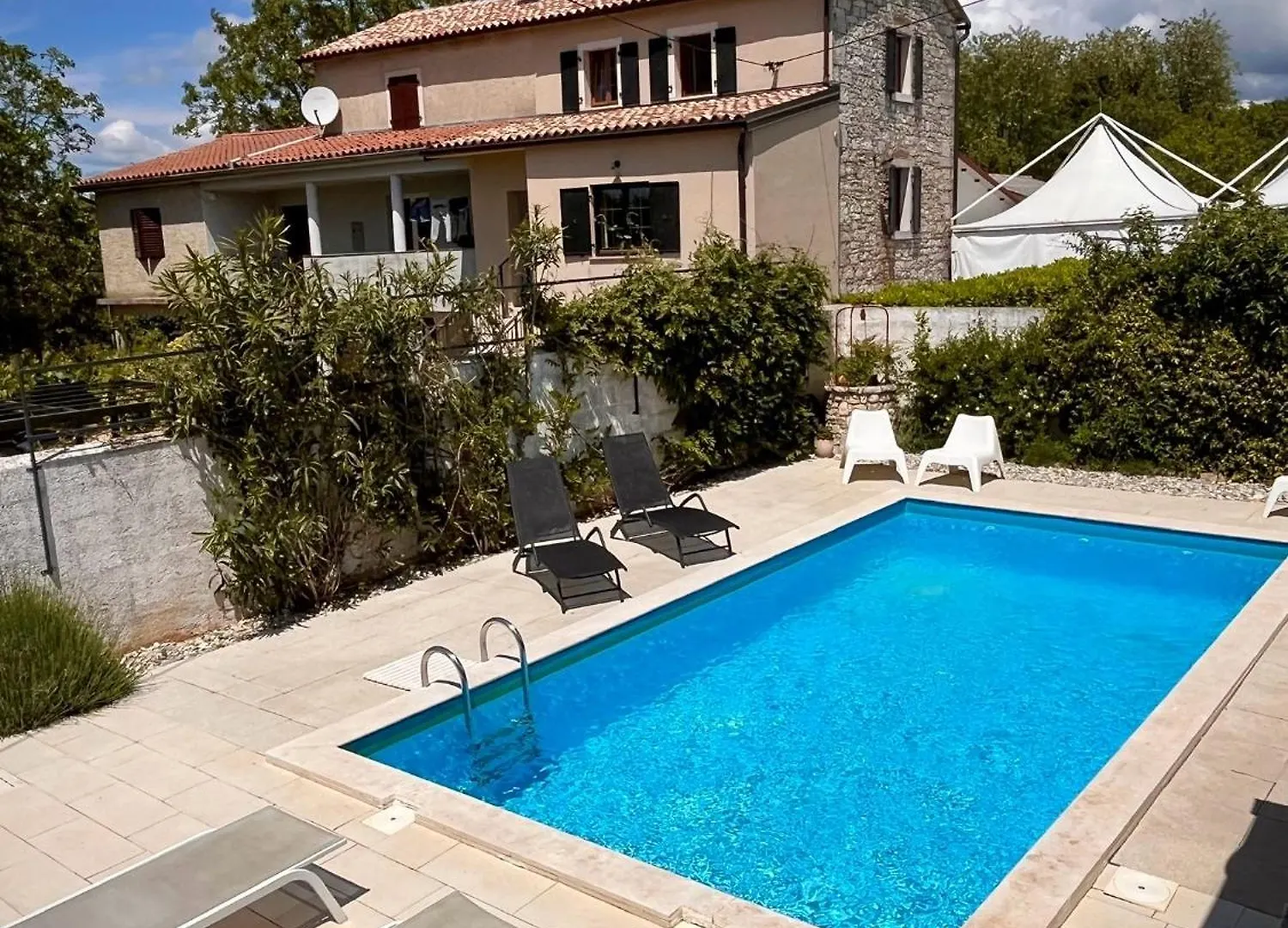 Villa Netto With Private Pool And Jacuzzi Prhati
