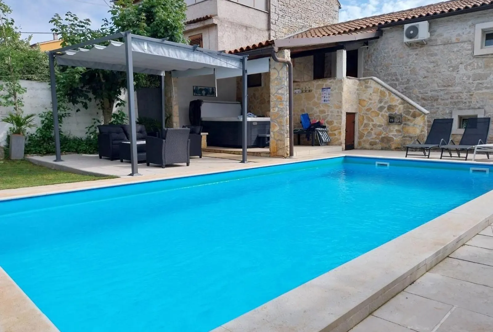 Villa Netto With Private Pool And Jacuzzi Prhati